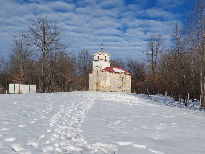 Оскрнављена црква у непосредној близини мигрантског кампа (Фото: РТРС)