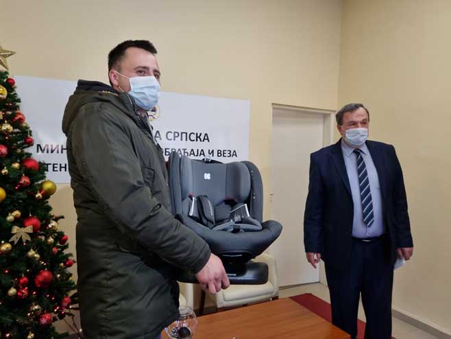 Уручење ауто-сједишта за бебе у Бањалуци Уручење ауто-сједишта за бебе у Бањалуци - Фото: РТРС