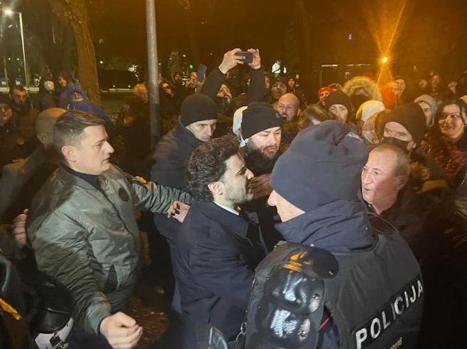 Грађани испред зграде РТЦГ, Абазовића спријечили да им се обрати
