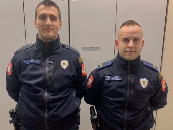 Бијељина - млади полицајци спријечили жену да се убије Бијељина - млади полицајци спријечили жену да се убије - Фото: СРНА