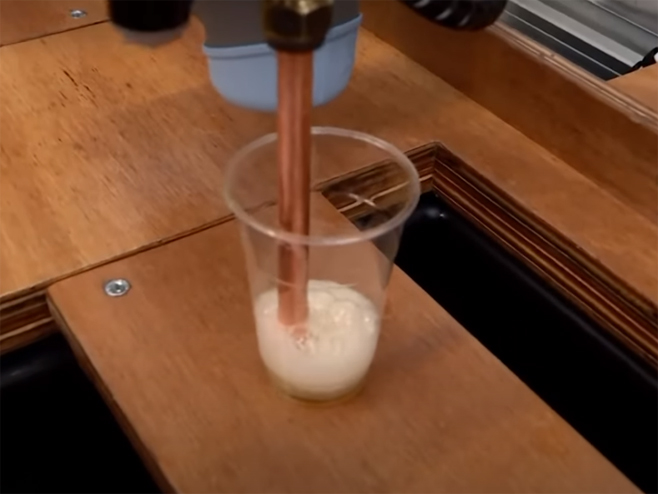 Робот који прави пиво од шумећих таблета - Фото: Screenshot/YouTube