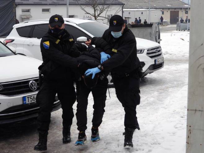 У Сарајеву Гранична полиција спровела два миграната У Сарајеву Гранична полиција спровела два миграната - Фото: СРНА
