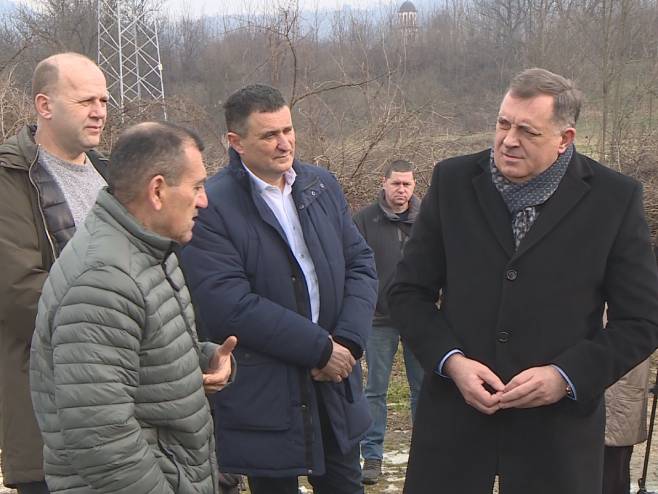 Додик посјетио локацију на којој је планирана градња моста у насељу Чесма Додик посјетио локацију на којој је планирана градња моста у насељу Чесма - Фото: РТРС