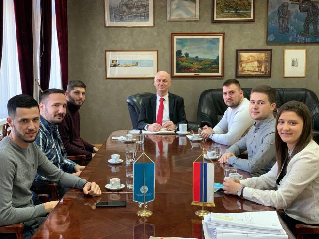 Радослав Гајанин и новоизабрано руководство Студентског парламента - Фото: Facebook
