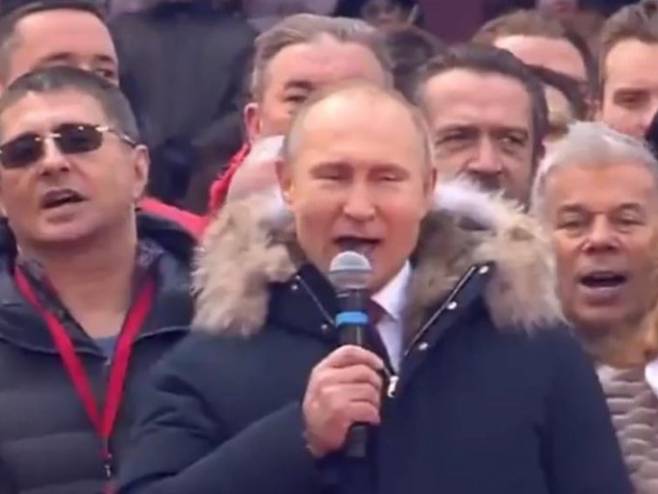 Владимир Путин запевао химну са 130 хиљада људи Владимир Путин запевао химну са 130 хиљада људи - Фото: Screenshot/YouTube
