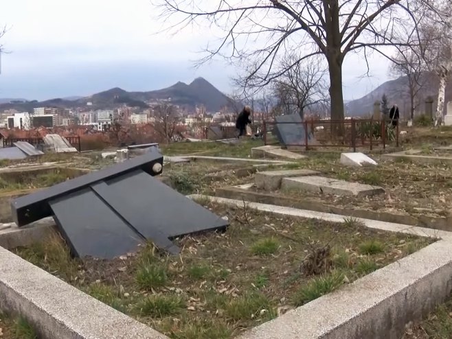 Уништени надгробни споменици (фото: youtube.com / Kosovo Online) - 
