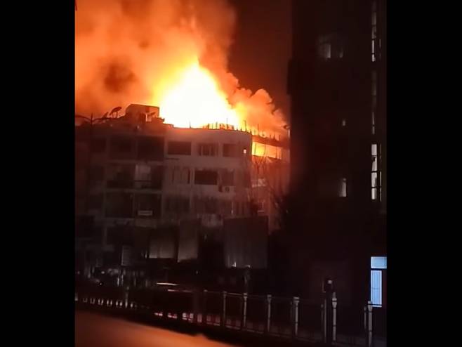 Пожар у тржном центру у Дамаску (Фото: Screenshot/Facebook) - 