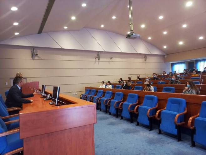 Парламент Српске угостио 40 ученика из Добоја - Фото: СРНА