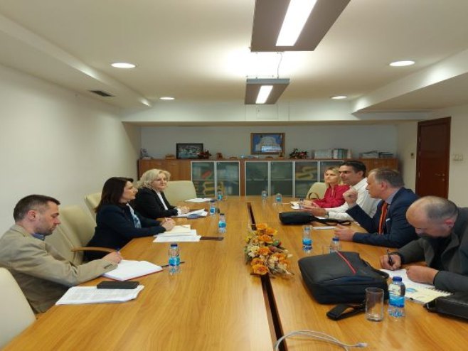 Сузана Гашић са Сашом Тривићем и Бојаном Рисовићем (фото: vladars.net) Сузана Гашић са Сашом Тривићем и Бојаном Рисовићем (фото: vladars.net) -