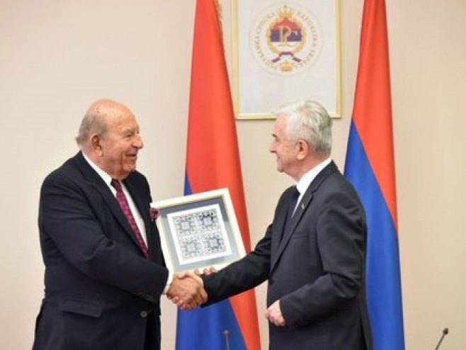 Недељко Чубриловић са Крисом Спироуом (фото: narodnaskupstinars.net) Недељко Чубриловић са Крисом Спироуом (фото: narodnaskupstinars.net) -