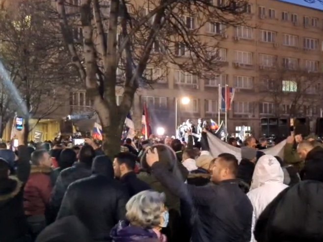 Скуп подршке Русији у Београду (Фото: rs-lat.sputniknews.com) Скуп подршке Русији у Београду (Фото: rs-lat.sputniknews.com) - Фото: Screenshot