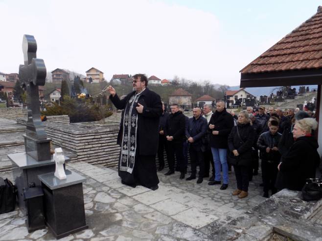 У Братунацу парастос и полагање цвијећа за погинуле Србе из Сарајевских општина - Фото: СРНА