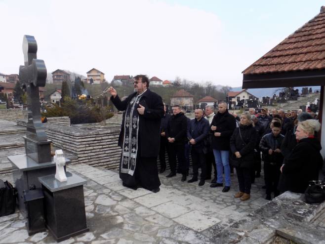 У Братунацу парастос и полагање цвијећа за погинуле Србе из Сарајевских општина У Братунацу парастос и полагање цвијећа за погинуле Србе из Сарајевских општина - Фото: СРНА