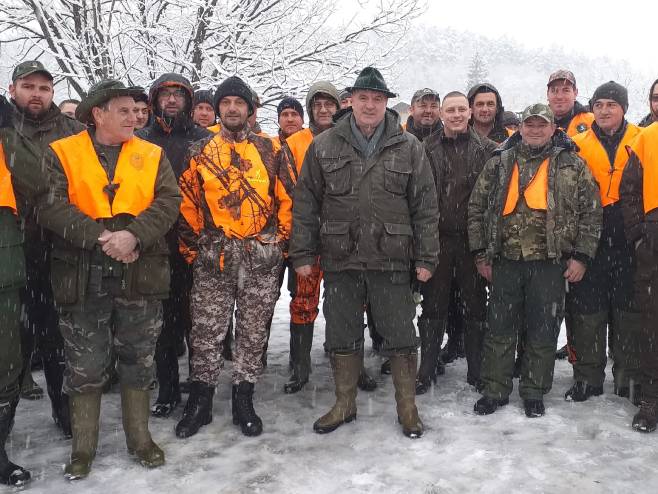 Премијер Вишковић у традиционалној хајци на вука Премијер Вишковић у традиционалној хајци на вука - Фото: СРНА