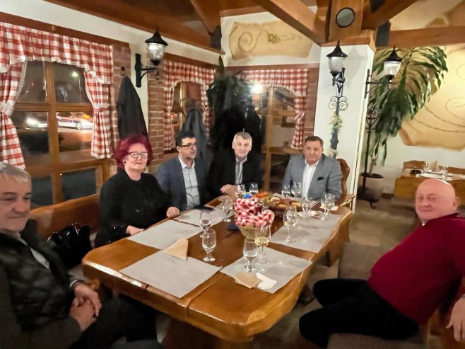 Додик на дружењу са успјешним Бијељинцима Додик на дружењу са успјешним Бијељинцима - Фото: СРНА