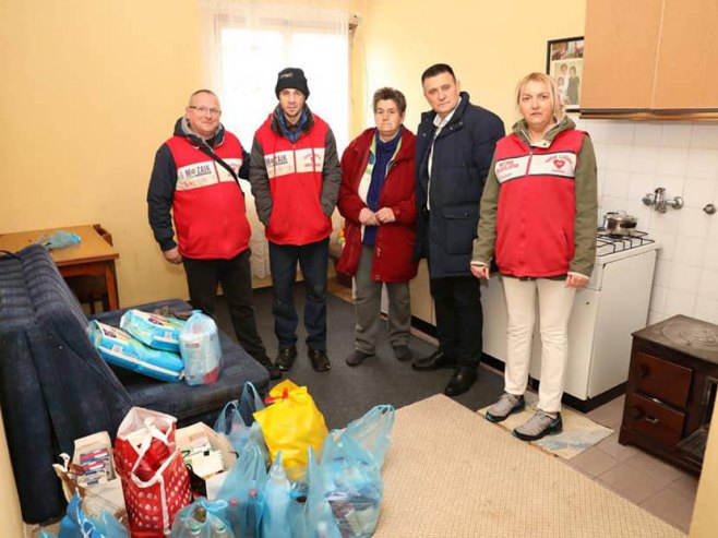 Ђајић уручио помоћ социјално угроженој породици - Фото: СРНА