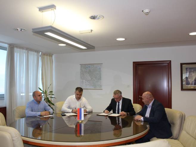 Министарство пољопривреде и Млијекопродукт, потписивање уговора (Фото: Влада Српске) - 