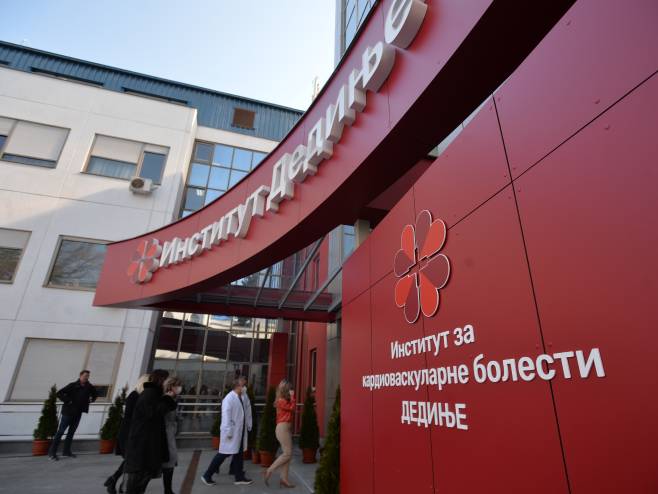 На Институту "Дедиње" изведена прва роботски асистирана операција на срцу