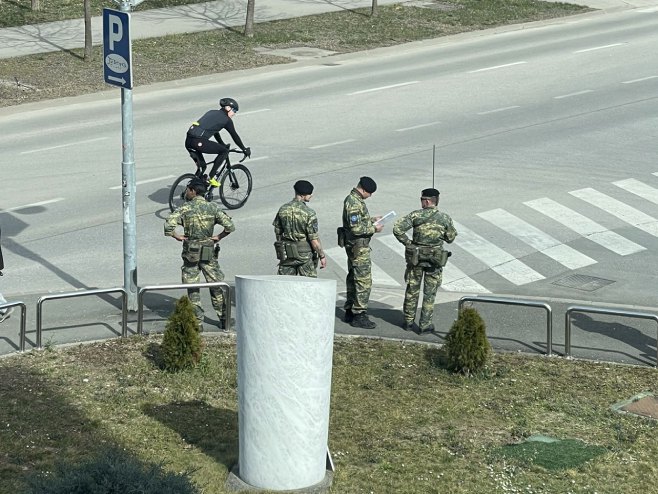 Vozila i pripadnici EUFOR-a ispred RTRS