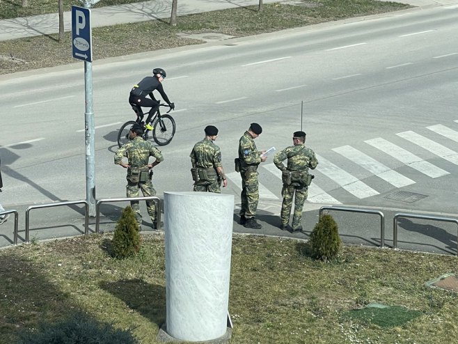 Возила и припадници ЕУФОР-а испред РТРС