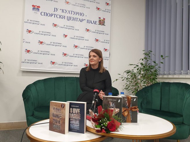 Промовисана трилогија "Брда од пелина" ауторке Јасенке Лаловић Промовисана трилогија "Брда од пелина" ауторке Јасенке Лаловић - Фото: СРНА