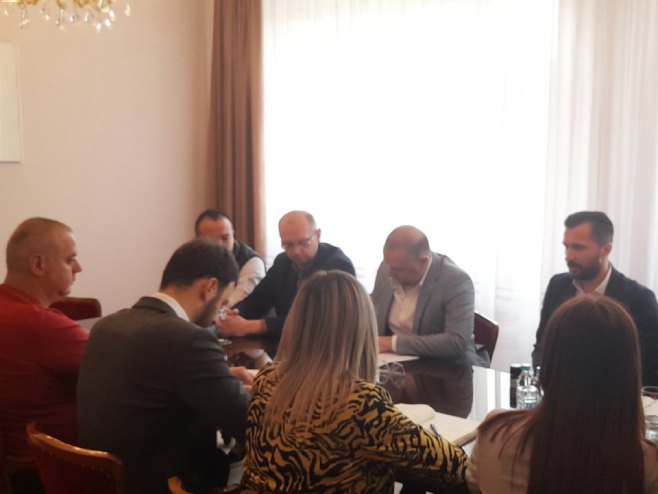 Уговор о учешћу града Приједора на бициклистичкој трци Београд - Бањалука (Фото: РТРС)