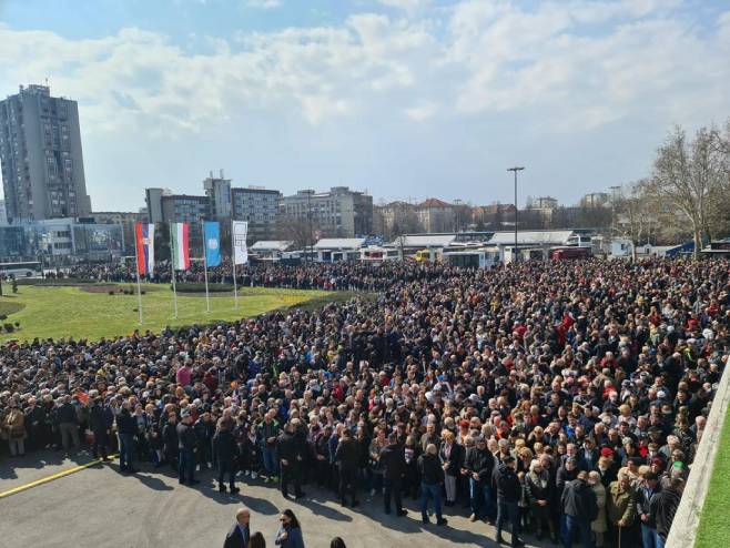 Građani Novog Sada okupili su se na željezeničkoj stanici da dočekaju voz "Soko" (Foto: TANJUG/ ZORAN ZESTIC/ nr) 