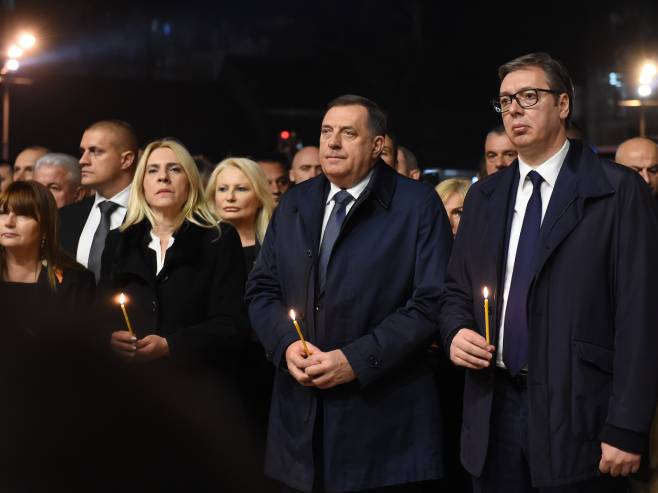 Цвијановић, Додик и Вучић на обиљежавањеу Дана сјећања (фото:TANJUG/ JADRANKA ILIC) Цвијановић, Додик и Вучић на обиљежавањеу Дана сјећања (фото:TANJUG/ JADRANKA ILIC) -