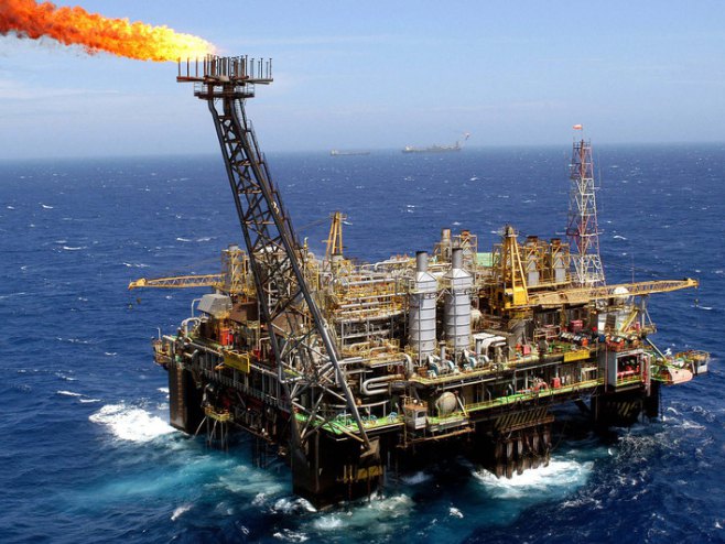 Нафтна платформа у Бразилу (Фото: EPA-EFE/Marcelo Sayao, илустрација) - 