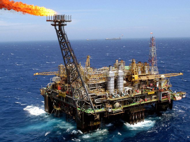 Нафтна платформа у Бразилу (Фото: EPA-EFE/Marcelo Sayao, илустрација) Нафтна платформа у Бразилу (Фото: EPA-EFE/Marcelo Sayao, илустрација) -