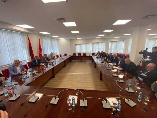Sastanak rukovodstva SNSD-a sa koalicionim partnerima - Foto: RTRS