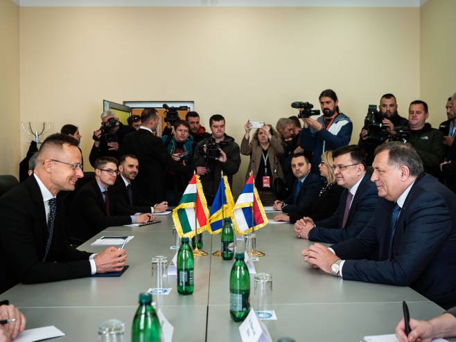 Dodik i Tegeltija sa Sijartom (Foto: Facebook/Szijjártó Péter) - Dodik i Tegeltija sa Sijartom (Foto: Facebook/Szijjártó Péter) -