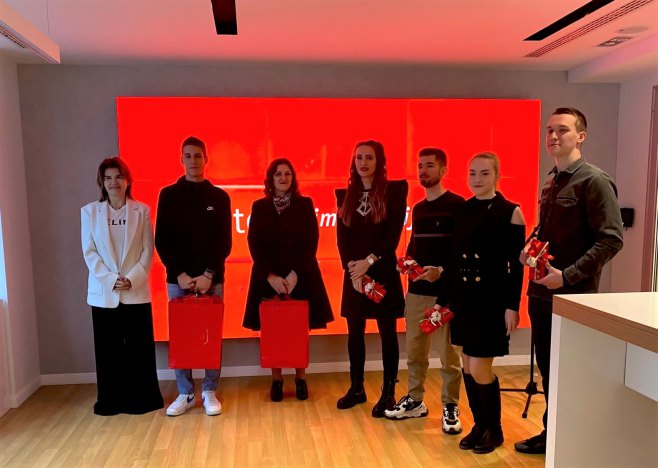 Награђени средњошколци приказали своје апликације у м:тел-у (Фото: Уступљена фотографија) - 