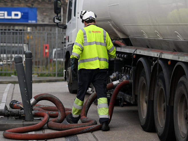 Нафта (Фото: EPA/ANDY RAIN, илустрација) - 