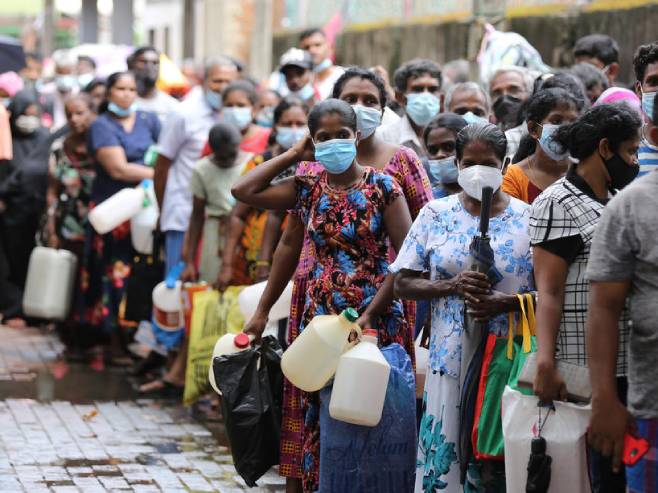 Шри Ланка - редови за гориво (Фото:  EPA-EFE/CHAMILA KARUNARATHNE) - 