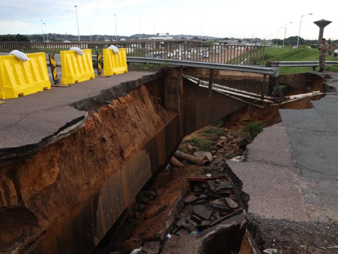 Поплаве однијеле цесту у граду Дурбану (Фото: EPA-EFE/STR) - 