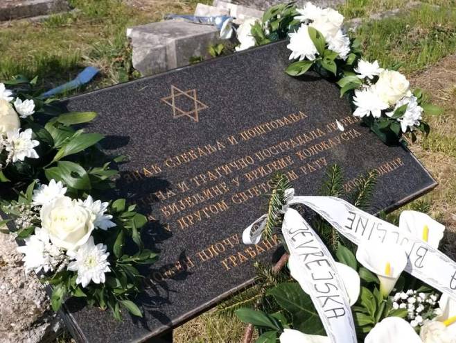 Спомен плоча на јеврејском гробљу у Бијељини - Фото: СРНА