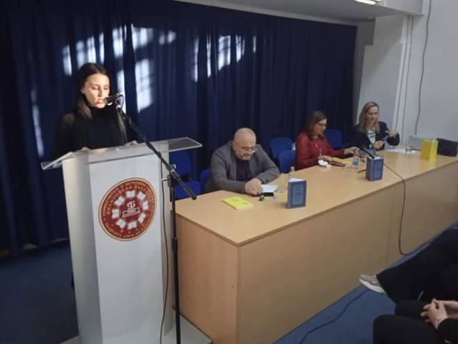 Представљена књига Весне Капор "Небо, тако дубоко" - Фото: СРНА