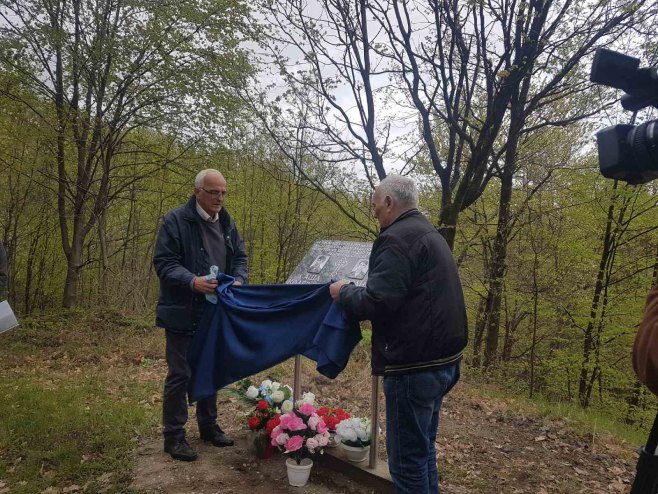 Spomen ploča stradalim radnicima RTRS (Foto: RTRS)