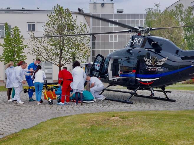 Helikopterski servis Srpske transportovao trudnicu iz Bijeljine u UKC Srpske (Foto: RTRS)