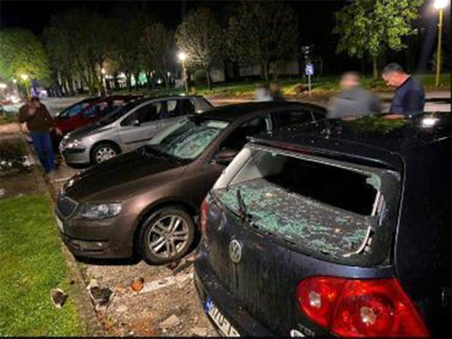 Оштећени аутомобили у Љубињу (Фото: Facebook / screenshot) 