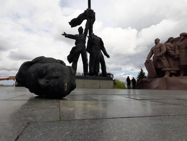 Рушење споменика пријатељства са Русијом, Кијев (фото: EPA-EFE / Laurence Figa-Talamanca) - 