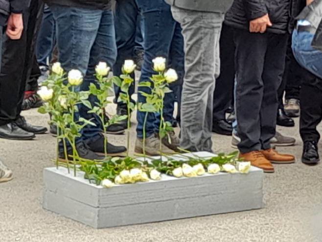 Полагање цвијећа у Добровољачкој улици