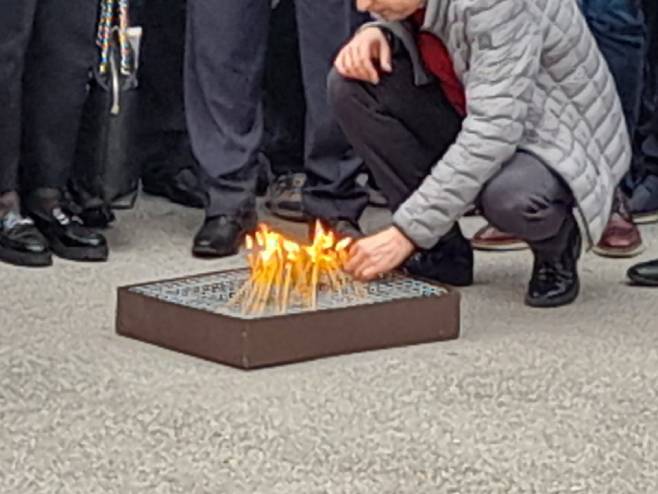 Paljenje svijeća, Dobrovoljačka (Foto: RTRS)