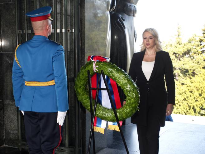 Кисић положила вијенац на Споменик Незнаном јунаку (Фото: Танјуг/ Сава Радовановић) Кисић положила вијенац на Споменик Незнаном јунаку (Фото: Танјуг/ Сава Радовановић) -
