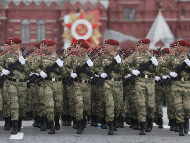 Vojna parada u Moskvi (Foto: EPA-EFE/YURI KOCHETKOV) 