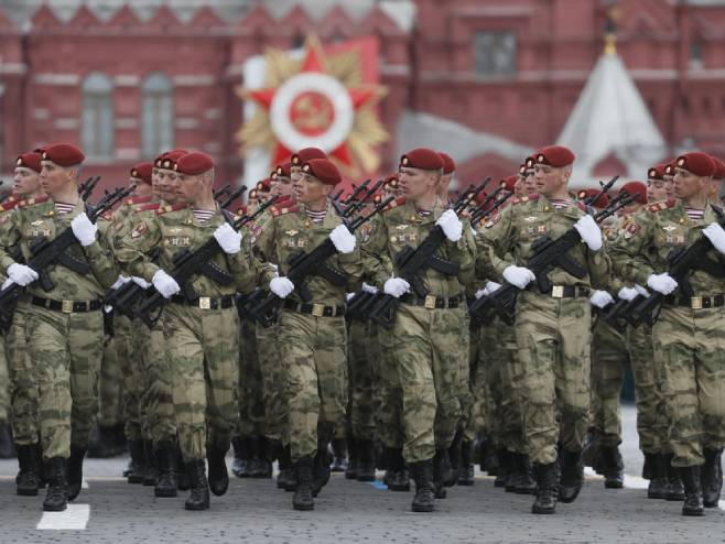 Војна парада у Москви (Фото: EPA-EFE/YURI KOCHETKOV) 