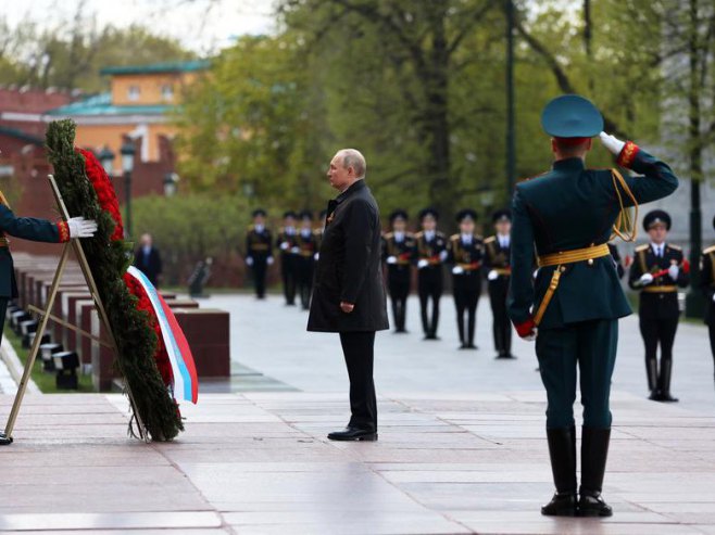 Putin položio vijenac na grob neznanom junaku (Foto: Screenshot/RTRS) 