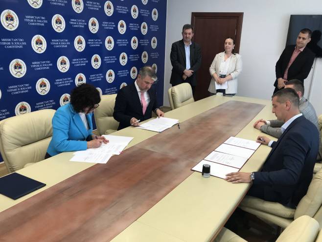 Сенка Јујић и Ален Шеранић потписују одлуку којом се утврђује цијена рада запослених у јавној управи Сенка Јујић и Ален Шеранић потписују одлуку којом се утврђује цијена рада запослених у јавној управи - Фото: СРНА