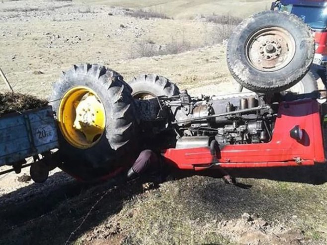 Трактор слетио са пута (Фото: Ватрогасна бригада Бањалука) - Фото: Facebook